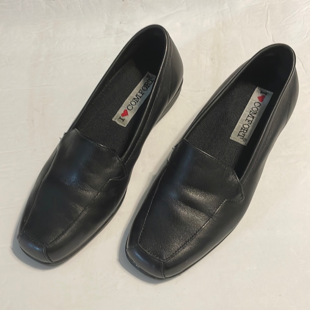 I love comfort loafers black size 6 wide
